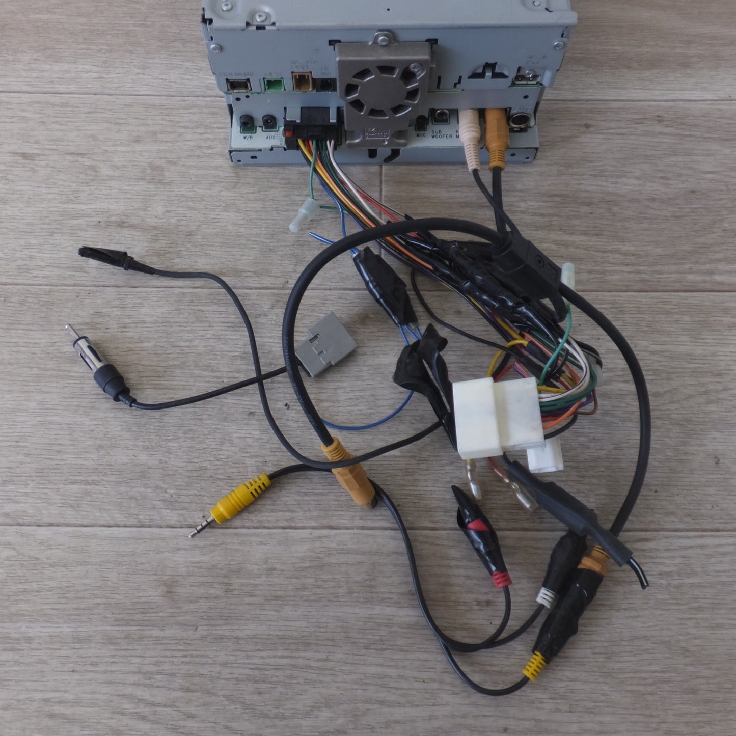 [送料無料] 現状品★カロッツェリア carrozzeria AV一体型メモリーナビゲーション 楽ナビ AVIC-RW03(100)★