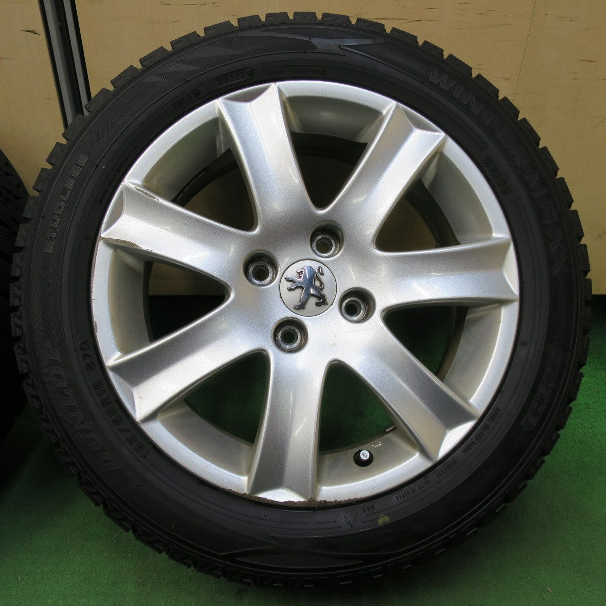[送料無料] バリ溝！22年！9.5分以上★プジョー 207 純正 195/55R16 スタッドレス ダンロップ ウインターマックス WM02 16インチ PCD108/4H★4123011イス