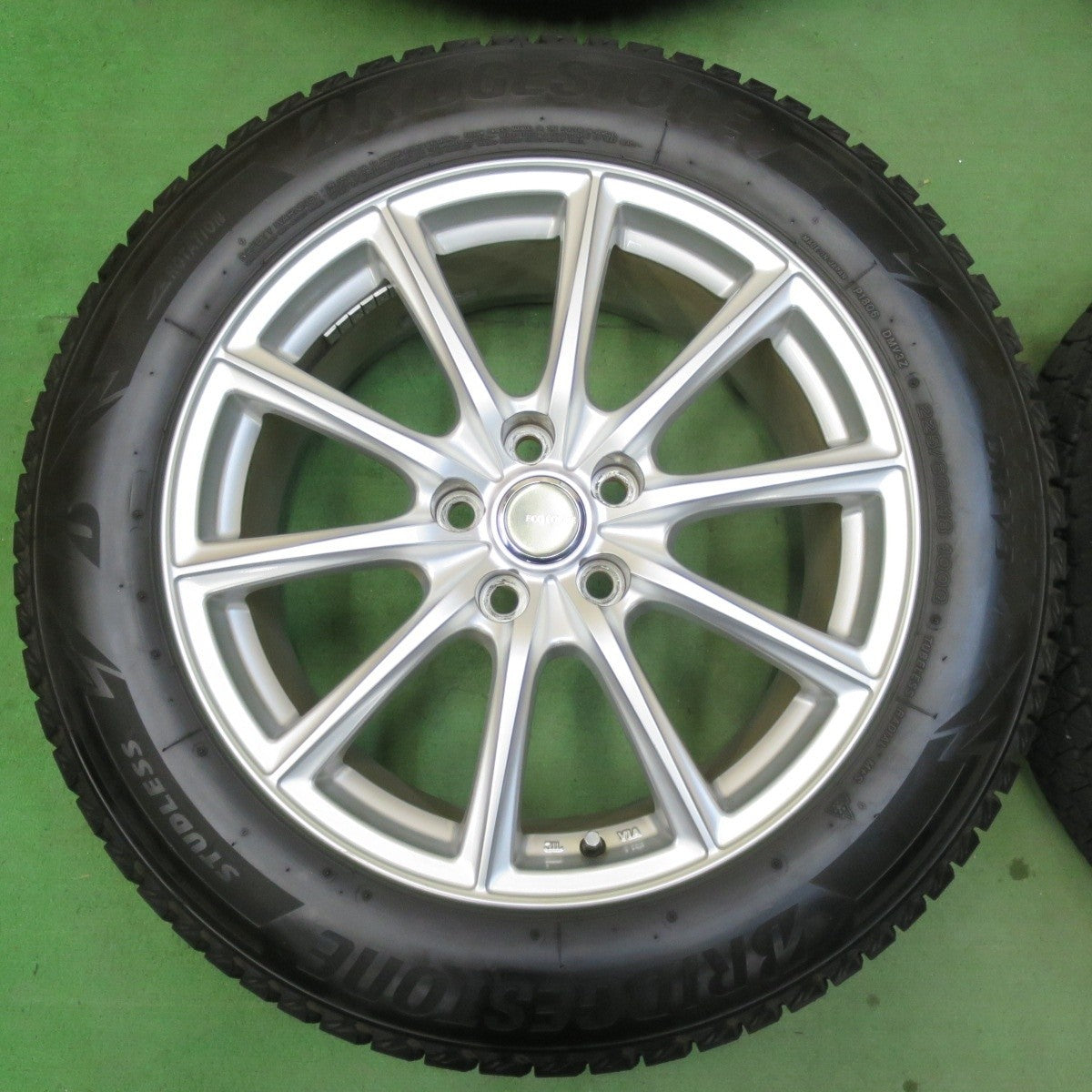 バリ溝！23年！キレイ！9.5分★スタッドレス 225/60R18 ブリヂストン ブリザック DM-V3 ECO FORME エコフォルム 18インチ PCD114.3/5H★5040501イス