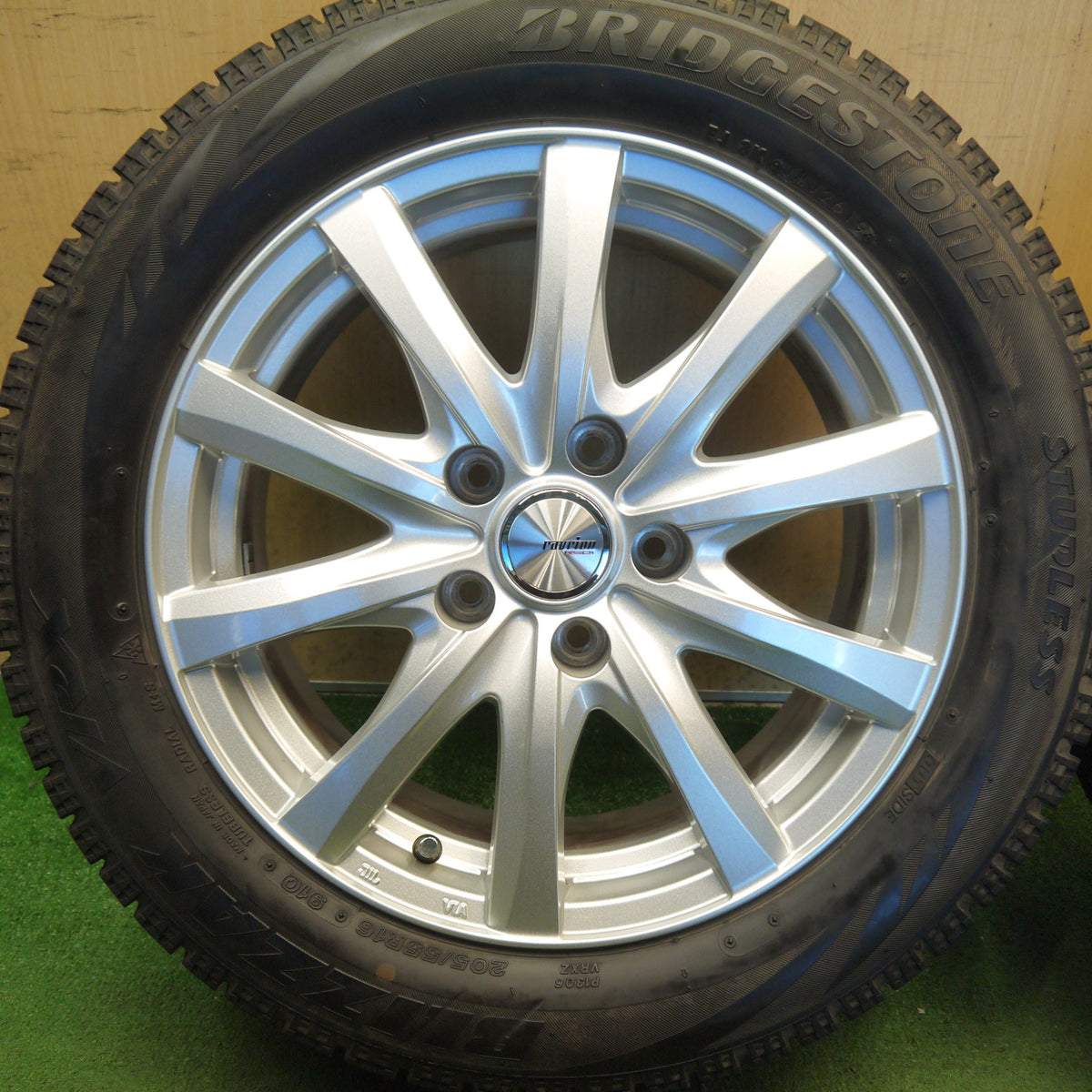 バリ溝！キレイ！9.5分以上◎スタッドレス 205/55R16 ブリヂストン ブリザック VRX ravrion RS01 ラブリオン 16インチ PCD114.3/5H◎6082505Hス