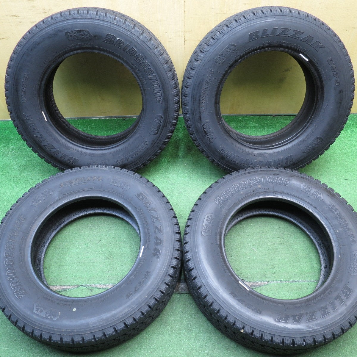 バリ溝！22年！9.5分★トラック タイヤ 225/70R16 117/115L スタッドレス ブリヂストン ブリザック W979 タイヤ 16インチ★5061903NJスタ