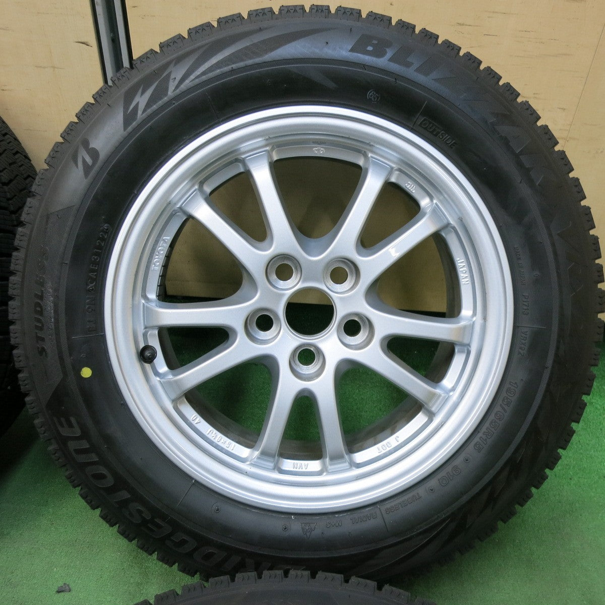 [送料無料] バリ溝！22年！キレイ！9.5分以上★トヨタ 50系 プリウス 純正 195/65R15 スタッドレス ブリヂストン ブリザック VRX2 15インチ PCD100/5H★4122707SYス