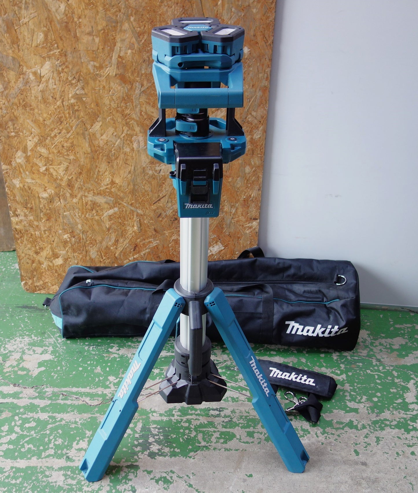 [送料無料] キレイ◆makita マキタ 充電式タワーライト ML814 投光器 照明 専用ショルダーバッグ付 本体のみ◆