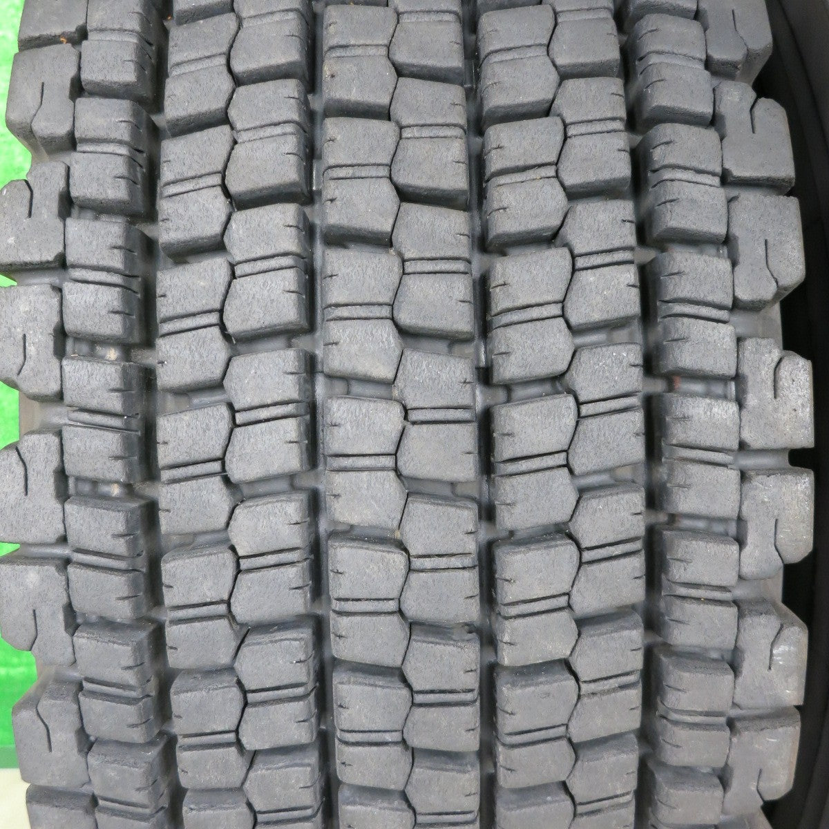 *送料無料* バリ溝！23年！9.5分★トラック タイヤ 265/70R19.5 140/138J スタッドレス ブリヂストン W900 19.5インチ★4072308HAスタ