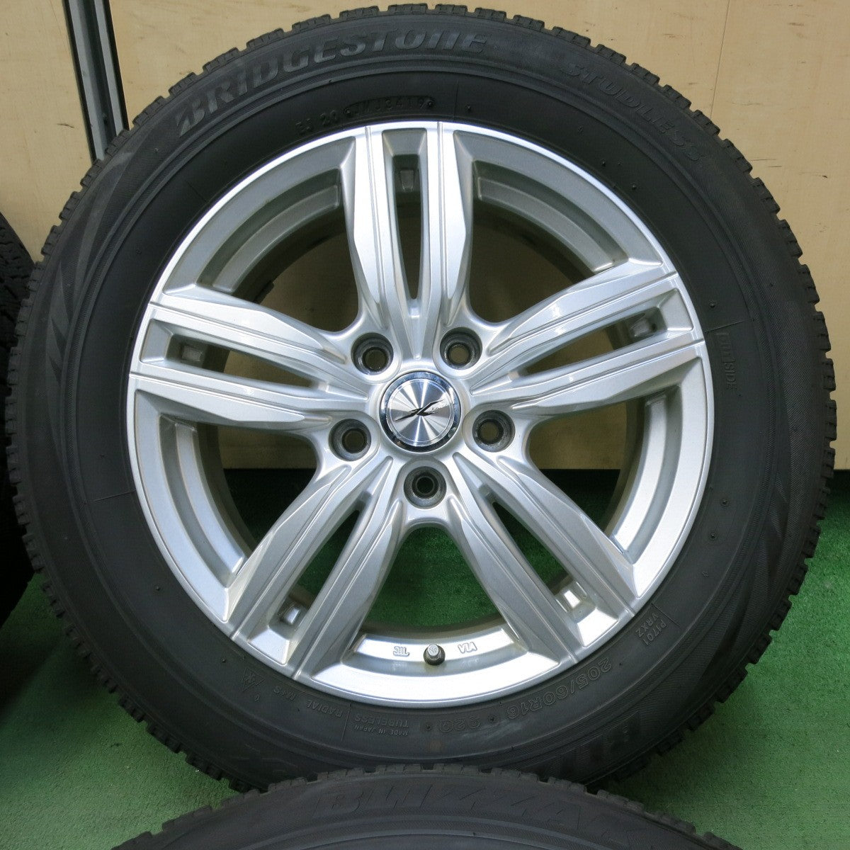 バリ溝！キレイ！9分★スタッドレス 205/60R16 ブリヂストン ブリザック VRX JOKER ジョーカー 16インチ PCD114.3/5H★5073003SYス