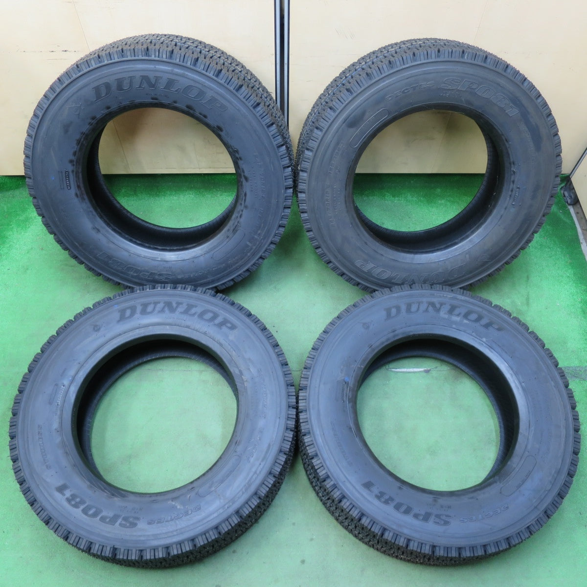 [送料無料] 未使用！24年★トラック タイヤ 245/70R19.5 136/134J スタッドレス ダンロップ デクテス SP081 DECTES 19.5インチ★5012701イスタ