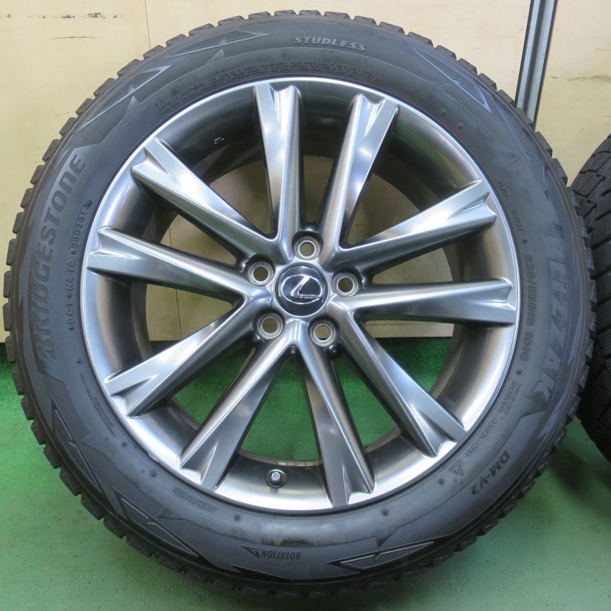 4本価格★レクサス RX 純正 235/55R19 スタッドレス ブリヂストン ブリザック DM-V2 19インチ PCD114.3/5H★6052702イス