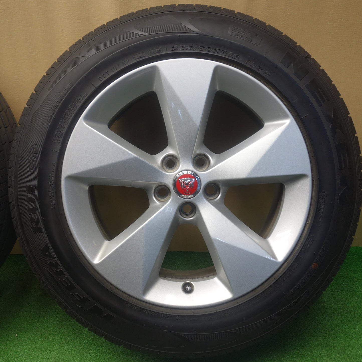 バリ溝！25年！キレイ！9.5分★ジャガー E-PACE Eペイス 純正 235/60R18 ネクセン N'FERA RU1 SUV Eペース 18インチ PCD108/5H★6032501KTノ