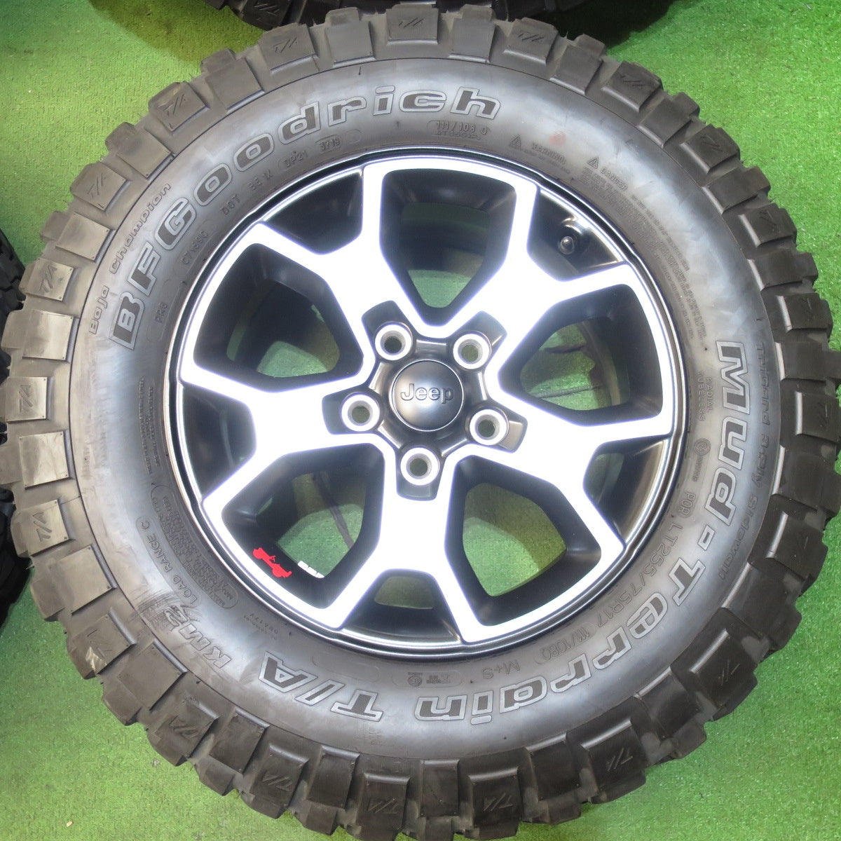 *送料無料* キレイ★ジープ ラングラーアンリミテッド ルビコン 純正 255/75R17 BFグッドリッチ Mud-Terrain T/A KM2 PCD127/5H★4031902クノ