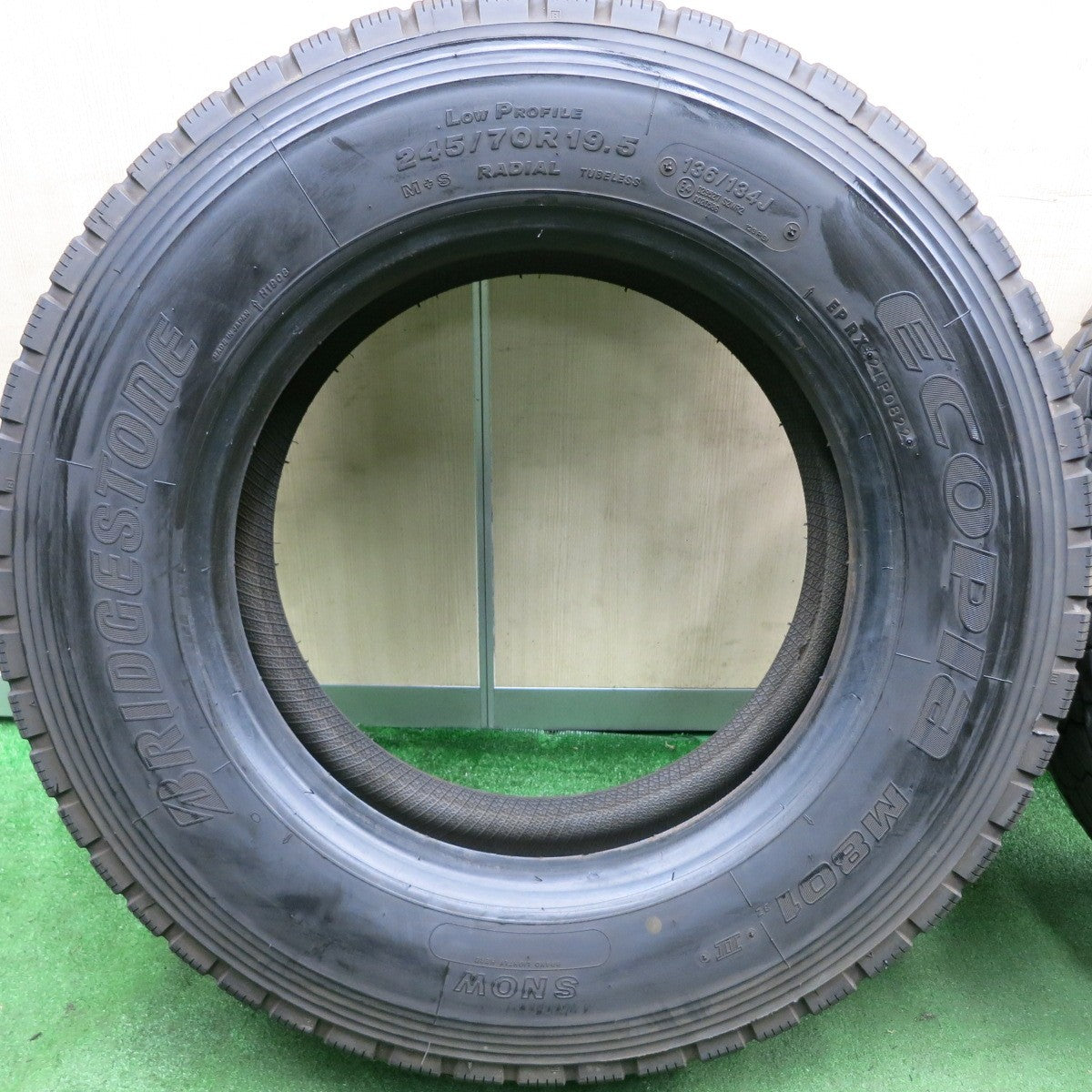 *送料無料* バリ溝！22年！9分★トラック タイヤ 245/70R19.5 136/134J ブリヂストン エコピア M801Ⅱ ミックス オールシーズン 19.5インチ★4071008HAノタ