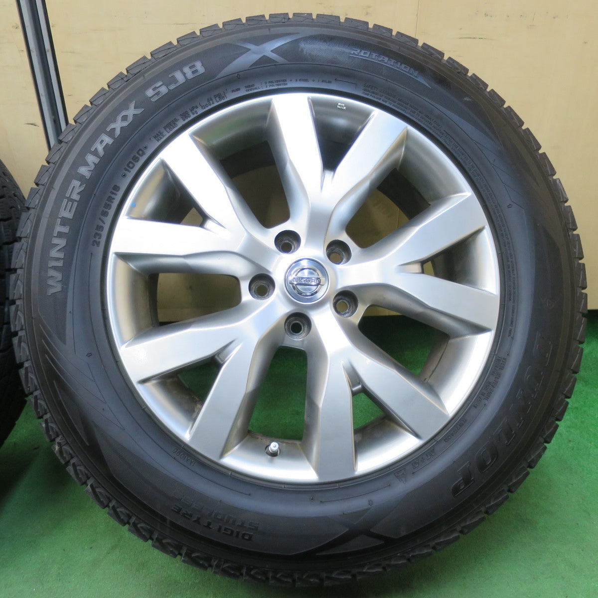 [送料無料] バリ溝！9.5分★日産 Z51 ムラーノ 純正 235/65R18 スタッドレス ダンロップ ウインターマックス SJ8 18インチ PCD114.3/5H★4120707イス