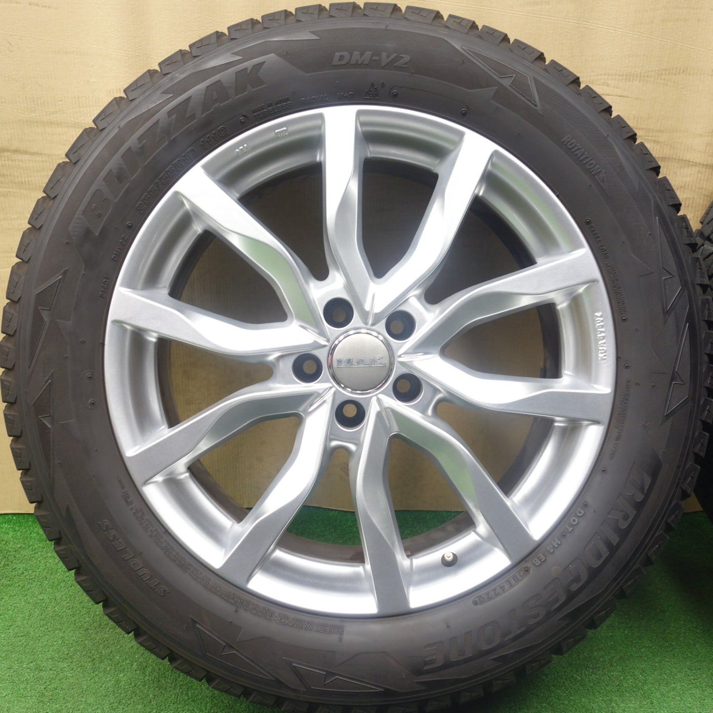 バリ溝！キレイ！9分★アウディ Q7 Q8 MAK HIGHLANDS 255/55R19 スタッドレス ブリヂストン ブリザック DM-V2 ハイランズ 19インチ PCD112/5H★6021502KTス