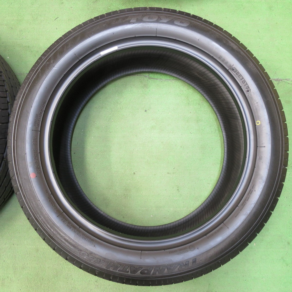 新車外し★235/50R18 トーヨー トランパス R30 タイヤ 18インチ アルファード ヴェルファイア 等★5061002イノタ