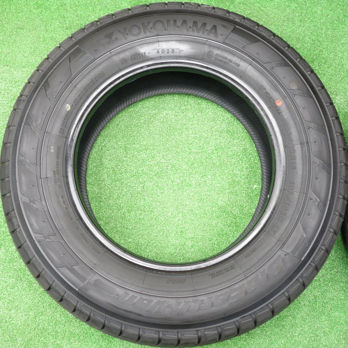 新車外し！25年★195/80R15 107/105Q ヨコハマ BluEarth-Van RY55 ブルーアース バン タイヤ 15インチ ハイエース キャラバン 等★5120703KTノタ