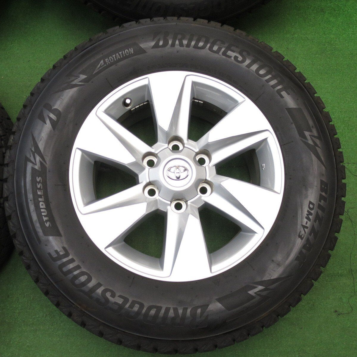 バリ溝！21年！キレイ！9.5分★トヨタ 150系 ランクル プラド 純正 265/65R17 スタッドレス ブリヂストン ブリザック DM-V3 17インチ PCD139.7/6H★5040102KKス