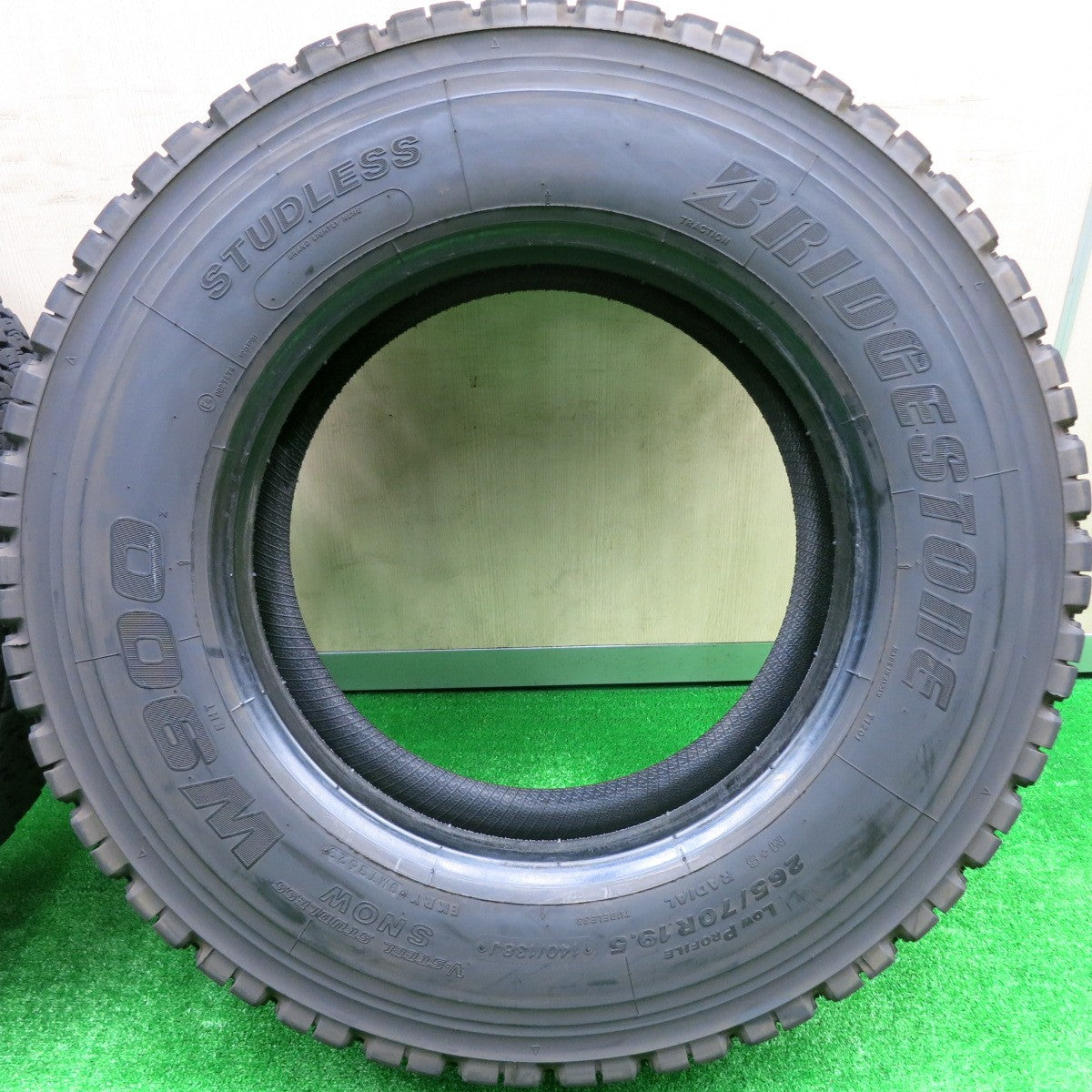 *送料無料* 2本価格！23年★トラック タイヤ 265/70R19.5 140/138J スタッドレス ブリヂストン W900 19.5インチ★4072309HAスタ
