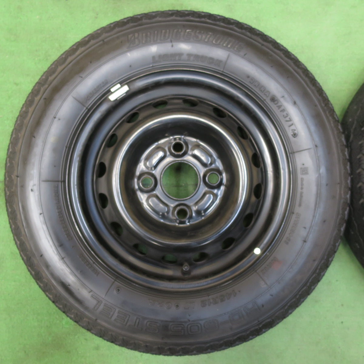 [送料無料] バリ溝！キレイ！9.5分★ダイハツ ハイゼット アトレー 等 純正 スチール 145R12 LT 6PR ブリヂストン RD-605 STEEL 12インチ PCD100/4H★5022716イノ