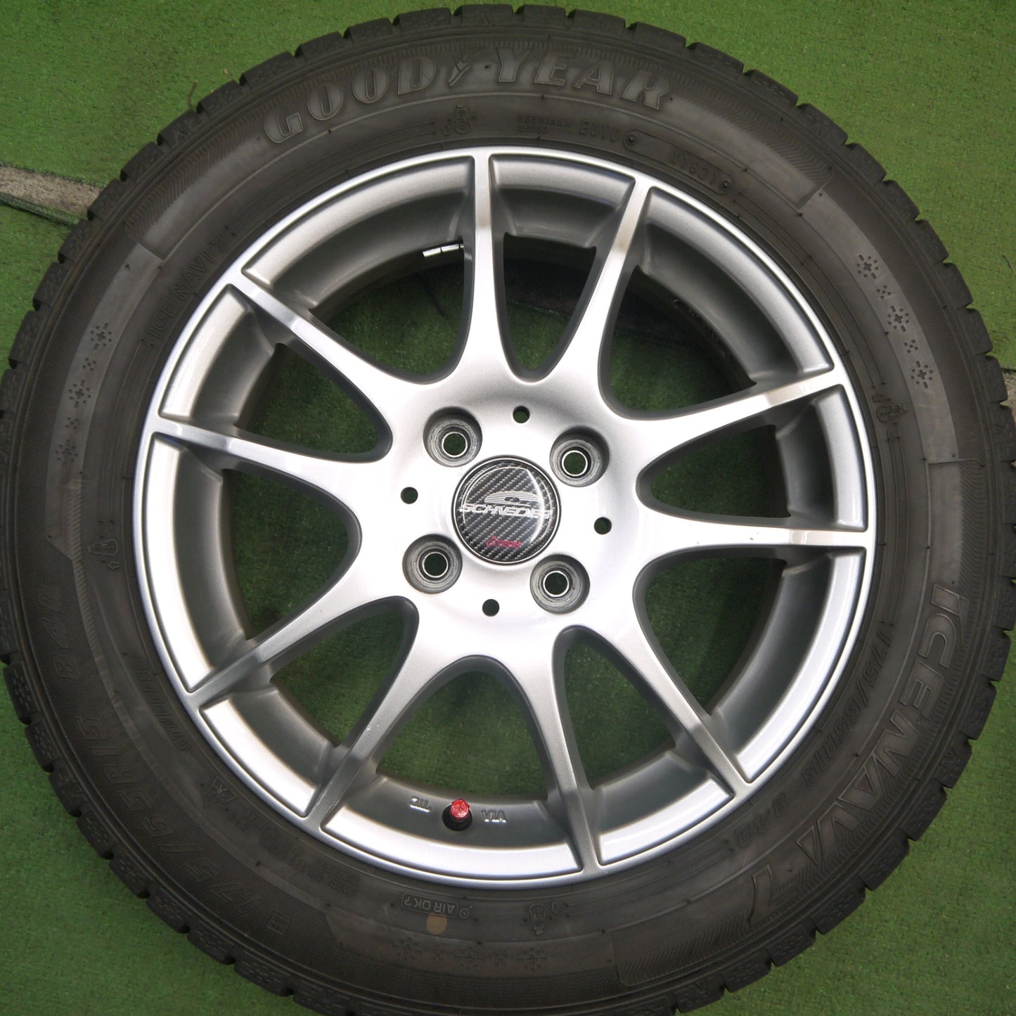 バリ溝！21年！キレイ！9.5分以上★スタッドレス 175/65R15 グッドイヤー アイスナビ7 SCHNEIDER ATECH シュナイダー 15インチ PCD100/4H★5061301Hス