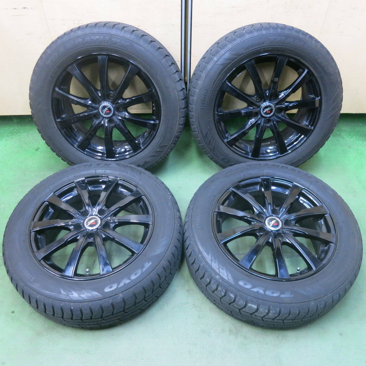 バリ溝！キレイ！9.5分★スタッドレス 215/60R17 トーヨー ウインター トランパス TX Fang ファング 17インチ PCD114.3/5H★6032101SKス