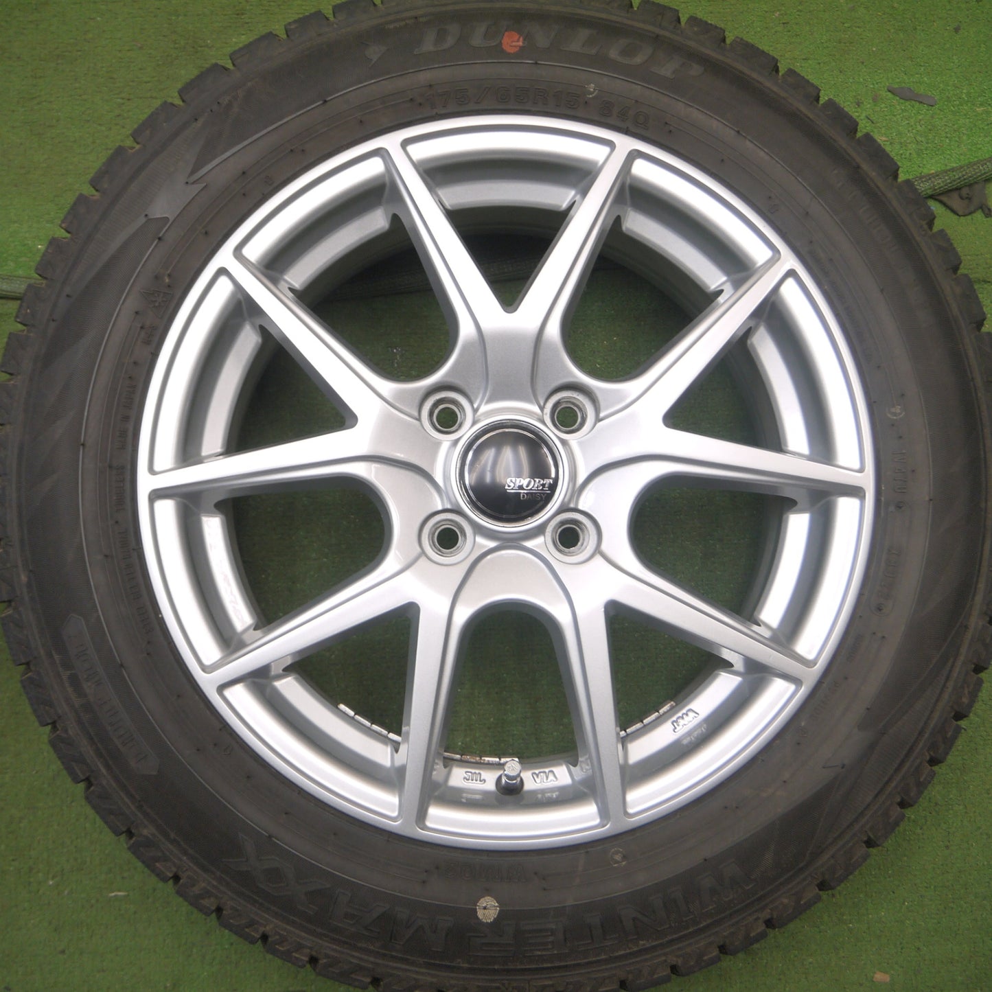 *送料無料* バリ溝！22年！キレイ！9.5分★スタッドレス 175/65R15 ダンロップ ウインターマックス WM02 SPORT DAISY 15インチ PCD100/4H★4061702Hス