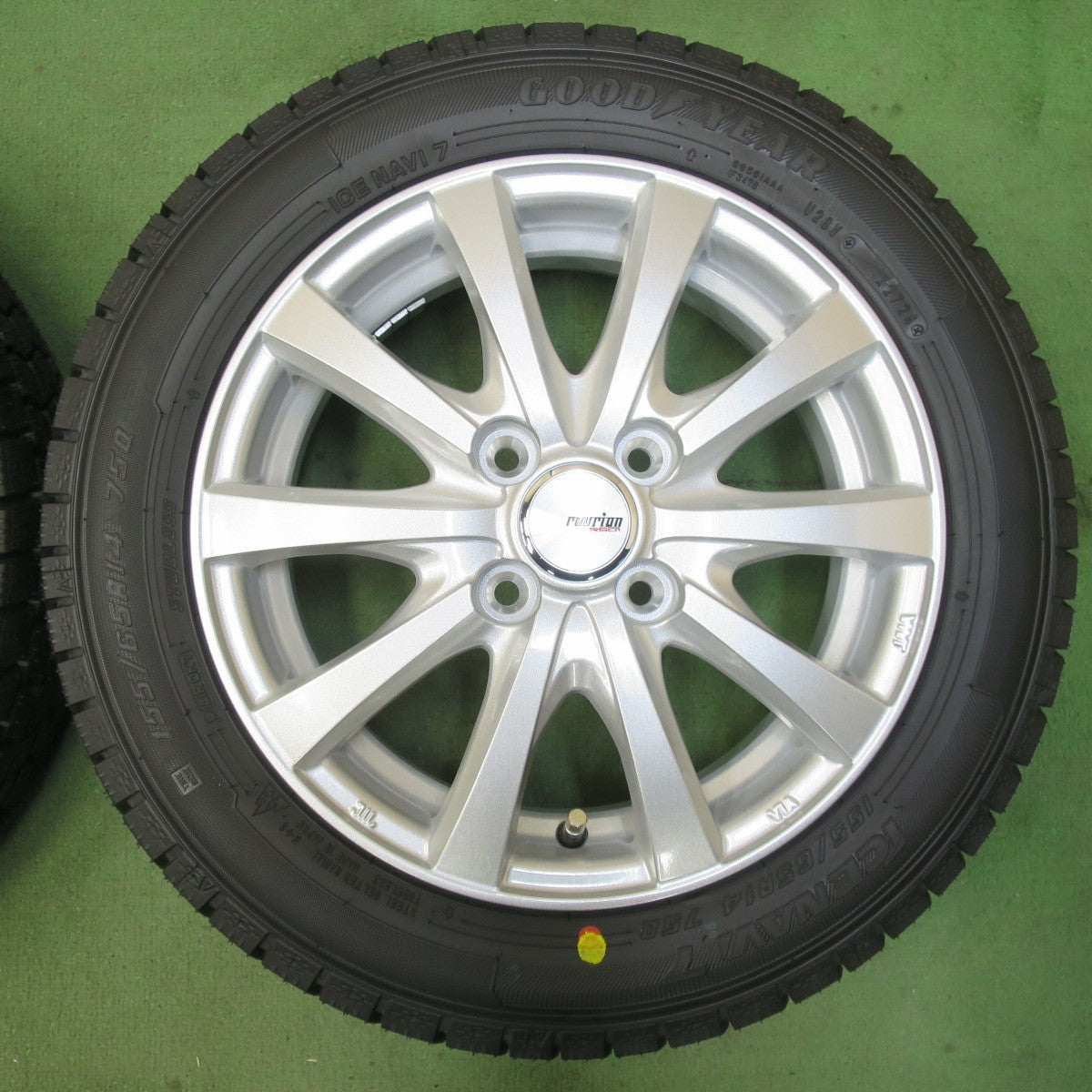 未使用！24年★スタッドレス 155/65R14 グッドイヤー アイスナビ7 ravrion RS01 ラブリオン 14インチ PCD100/4H★5102707イス