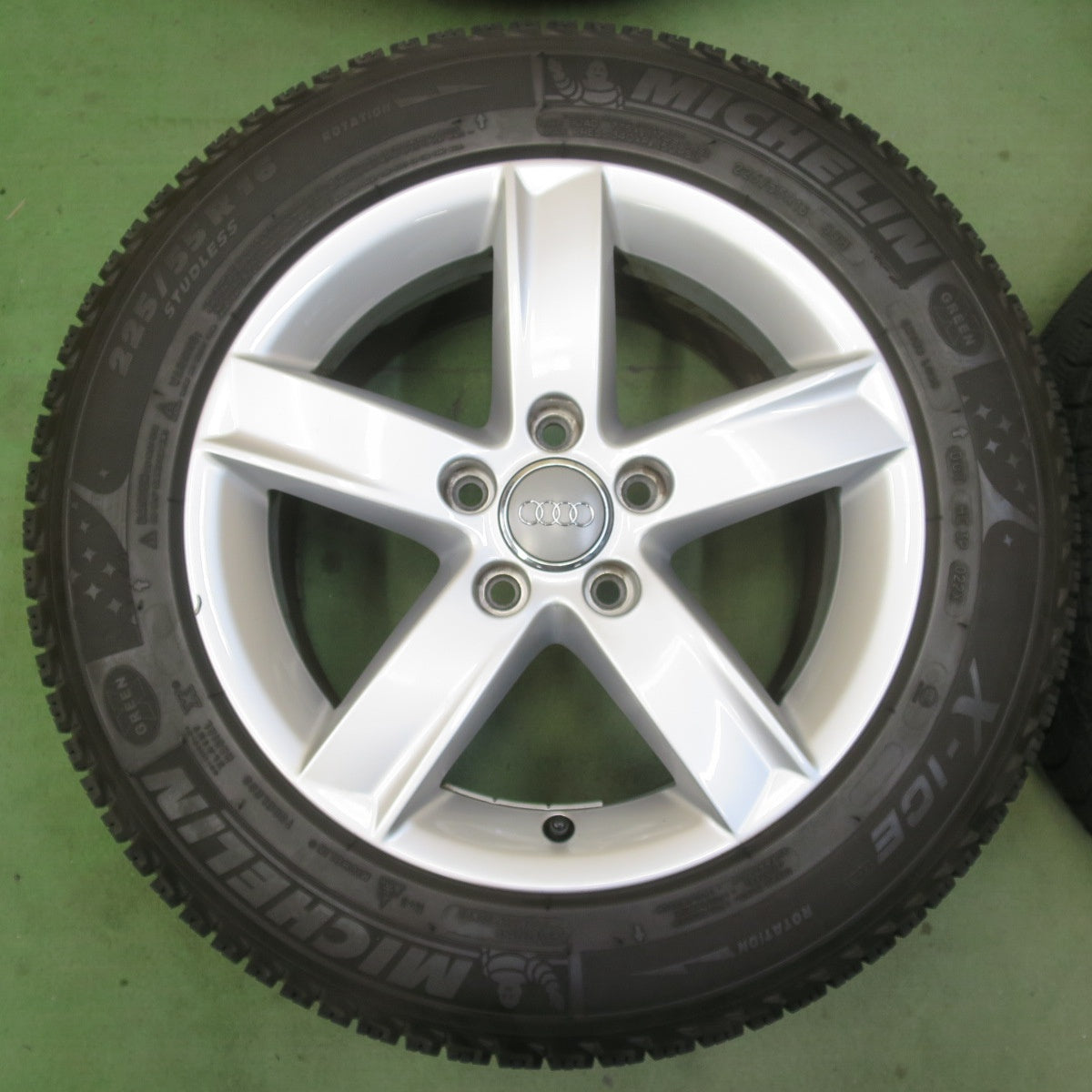 バリ溝！キレイ！9分★アウディ A4 純正 225/55R16 スタッドレス ミシュラン X-ICE XI3 16インチ PCD112/5H★6051902イス