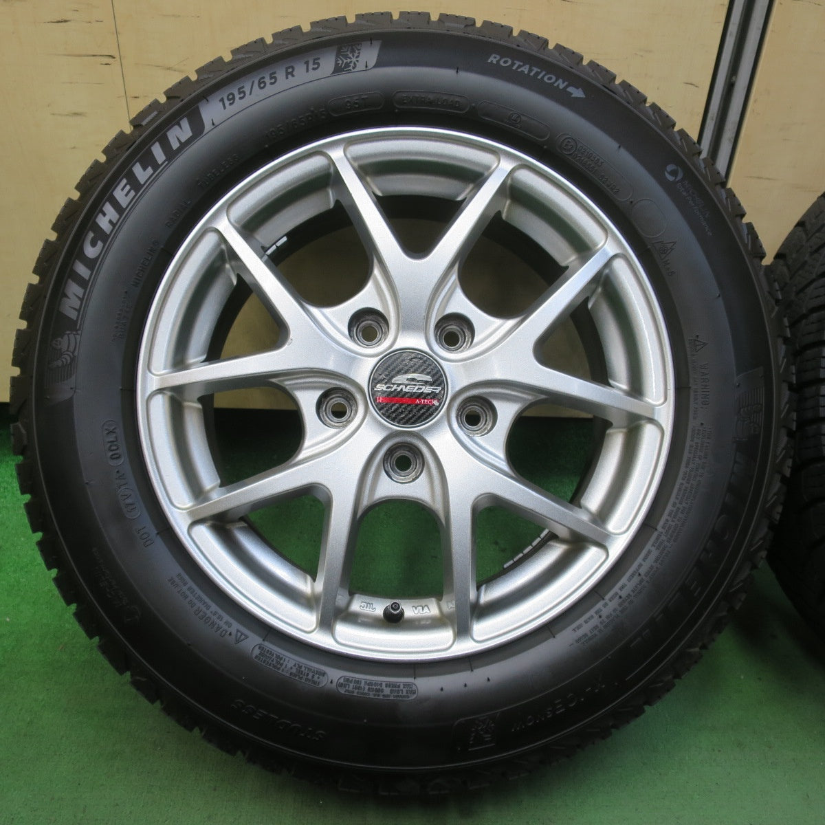 ほぼ未使用！24年！キレイ★スタッドレス 195/65R15 ミシュラン X-ICE SNOW SCHNEIDER シュナイダー 15インチ PCD114.3/5H★5101605イス