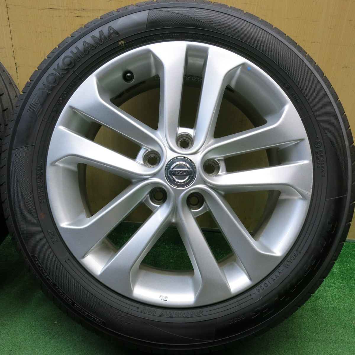 ほぼ未使用！24年★日産 ジューク 純正 215/55R17 ヨコハマ BluEarth-ES ES32 ブルーアース 17インチ PCD114.3/5H★6041211HAノ