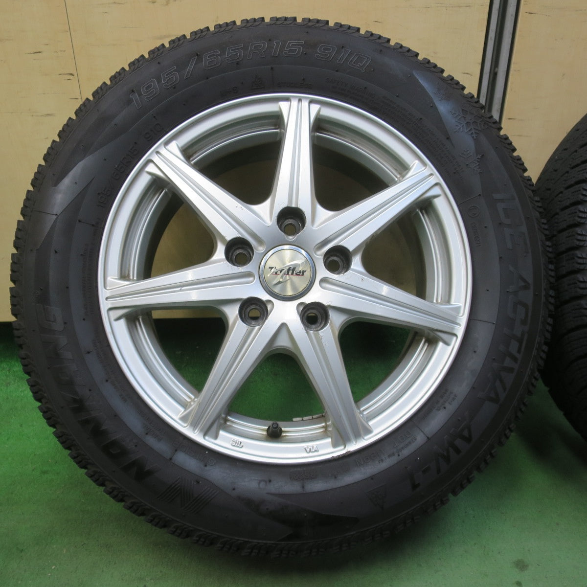 バリ溝！22年！9.5分★スタッドレス 195/65R15 ナンカン アイス アクティバ AW-1 Treffer トレファー 15インチ PCD114.3/5H★6012802イス
