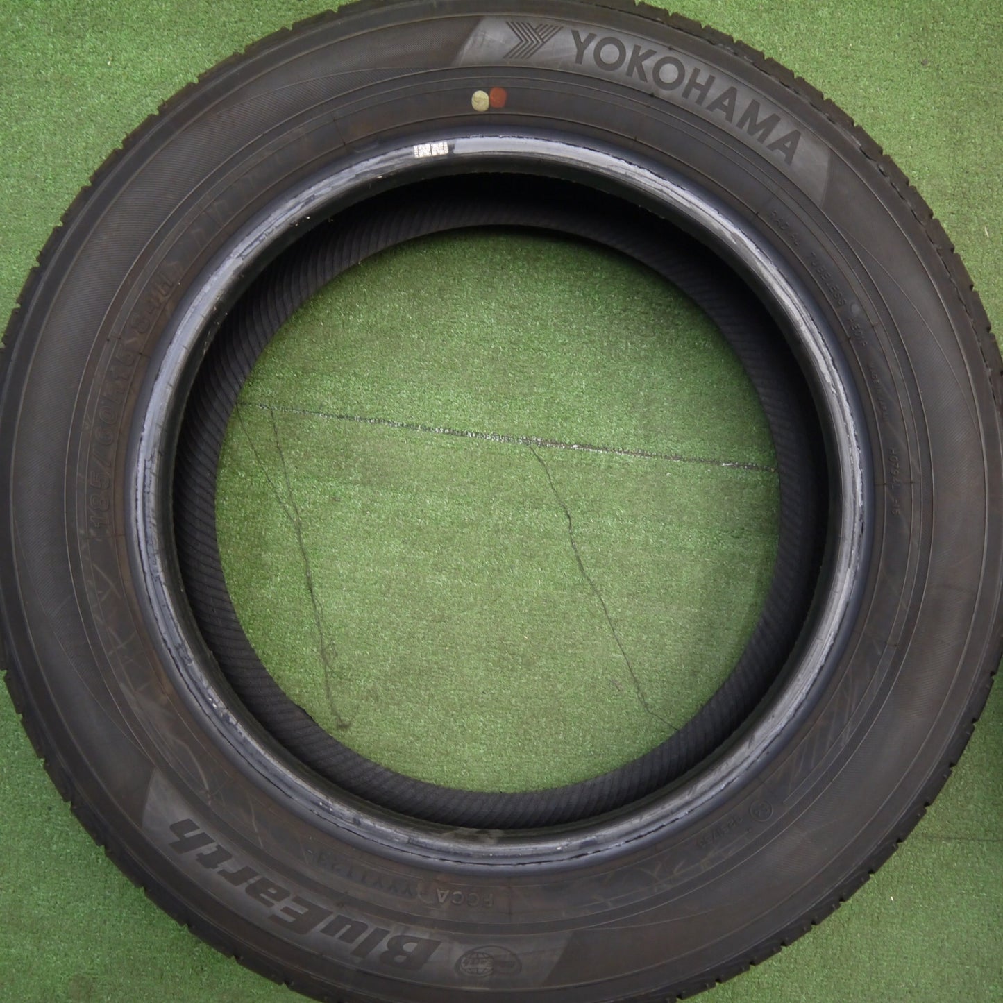 バリ溝！23年！9分★185/60R15 ヨコハマ ブルーアース AE01F タイヤ 15インチ アクア シエンタ ヤリス フィット 等★6022411Hノタ
