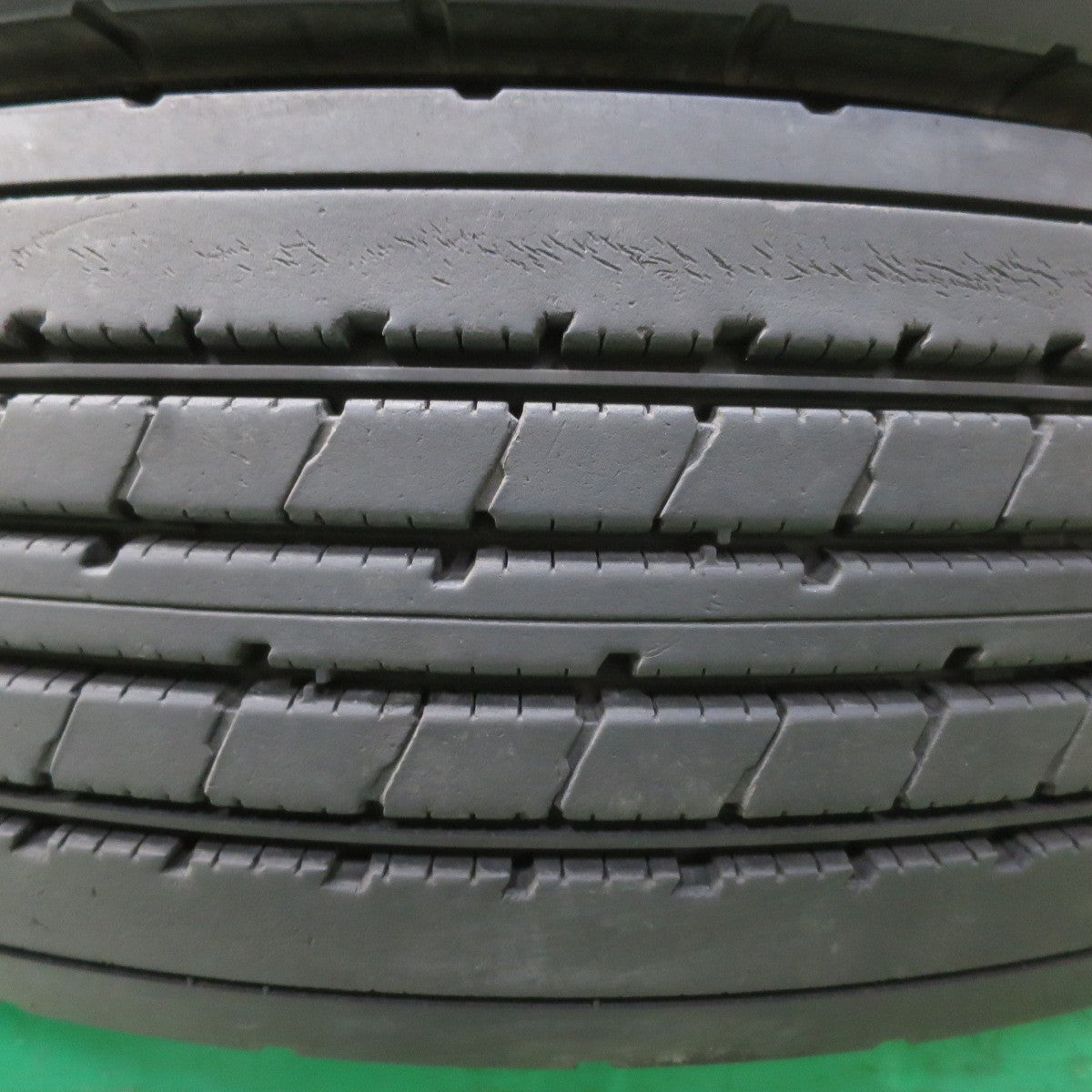 バリ溝！9分★トラック タイヤ 215/70R17.5 123/121J ブリヂストン R173 17.5インチ★5062610イノタ
