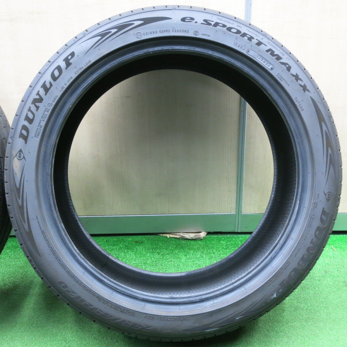 [送料無料] 新車外し！24年★245/45R20 ダンロップ e.SPORTMAXX タイヤ 20インチ eスポーツマックス クラウンセダン ハリアー RAV4 CX-8 CX-5等★5011604NJノタ