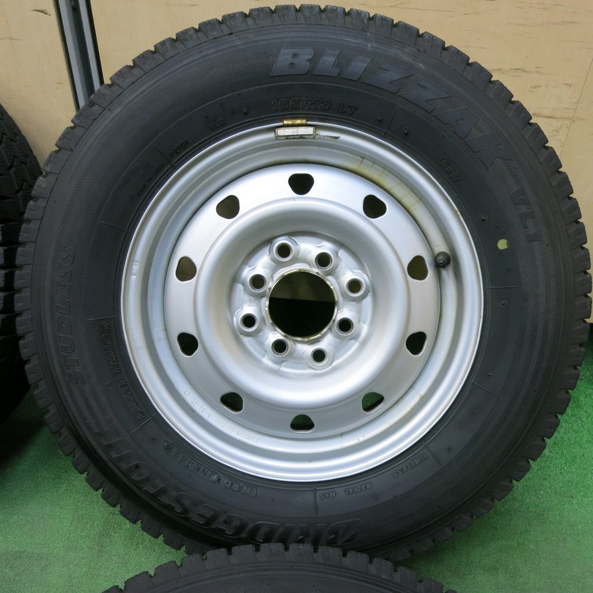 [送料無料] バリ溝！21年！キレイ！9.5分★スタッドレス 165R13 6PR ブリヂストン ブリザック VL1 スチール ホイール 13インチ PCD100 114.3/4H マルチ★4122510SYス