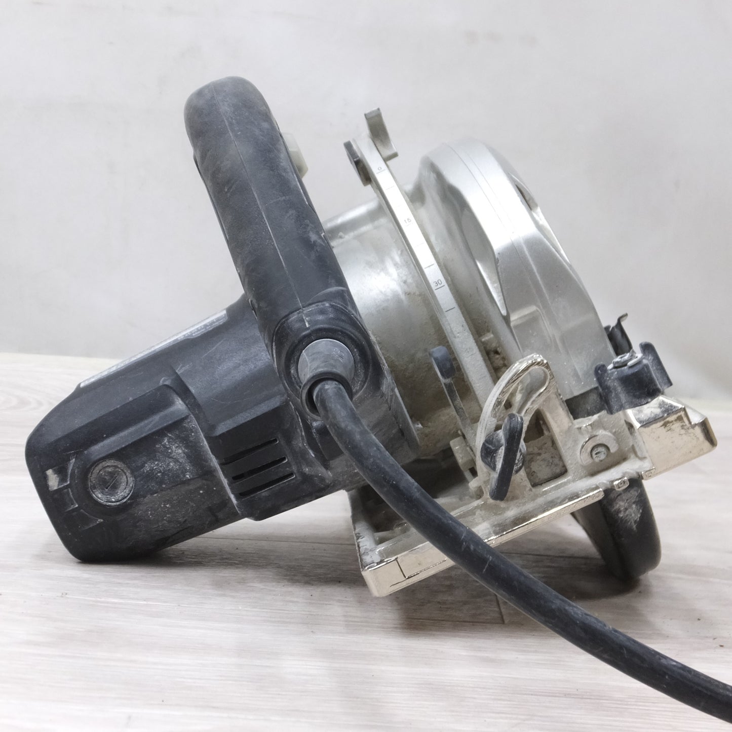 [送料無料] ◆マキタ 165mm 電気 マルノコ HS6301 本体のみ 丸ノコ 100V 切断機 電動 工具◆