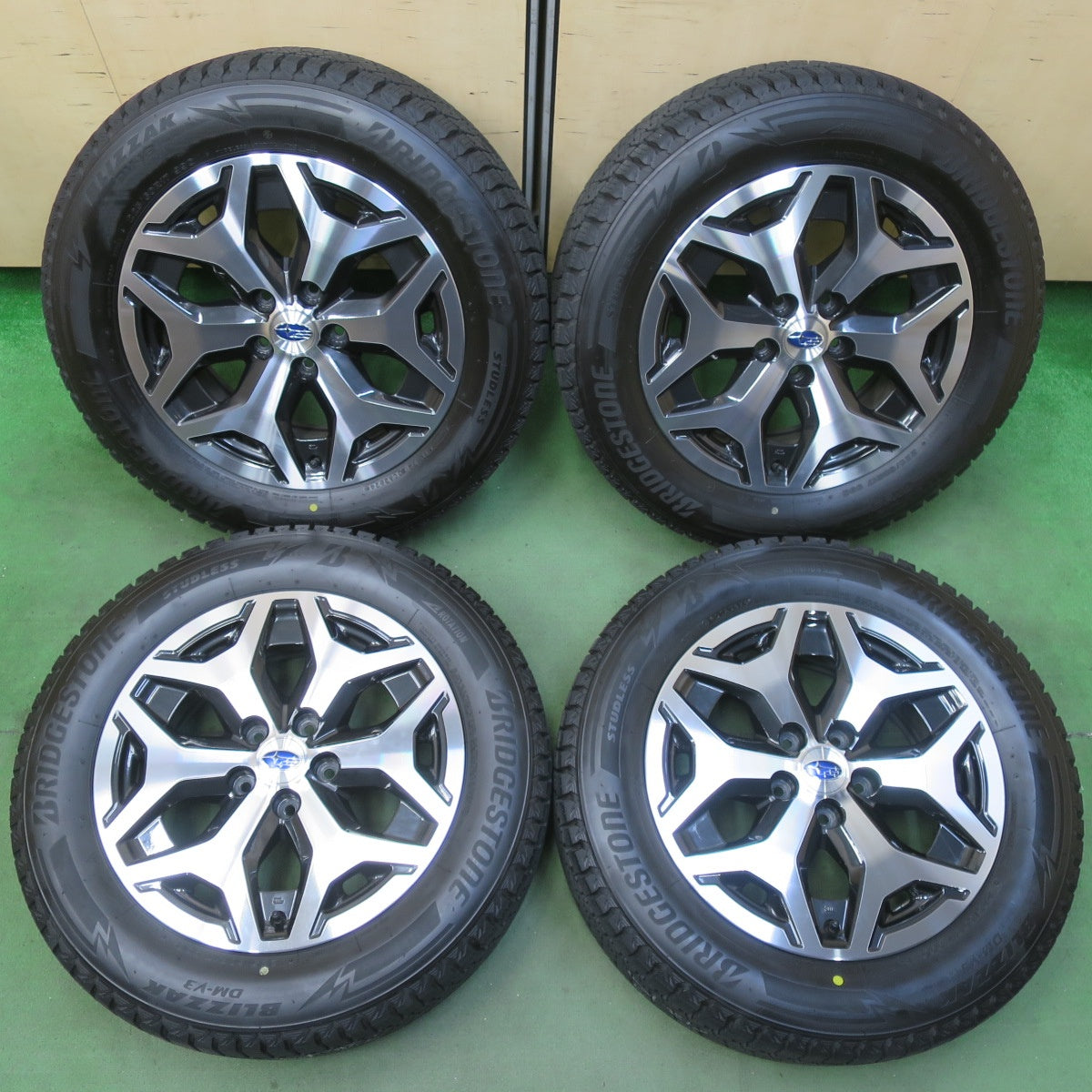 バリ溝！24年！キレイ！9.5分以上★スバル SK フォレスター 純正 225/60R17 スタッドレス ブリヂストン ブリザック DM-V3 17インチ PCD114.3/5H★5110706イス
