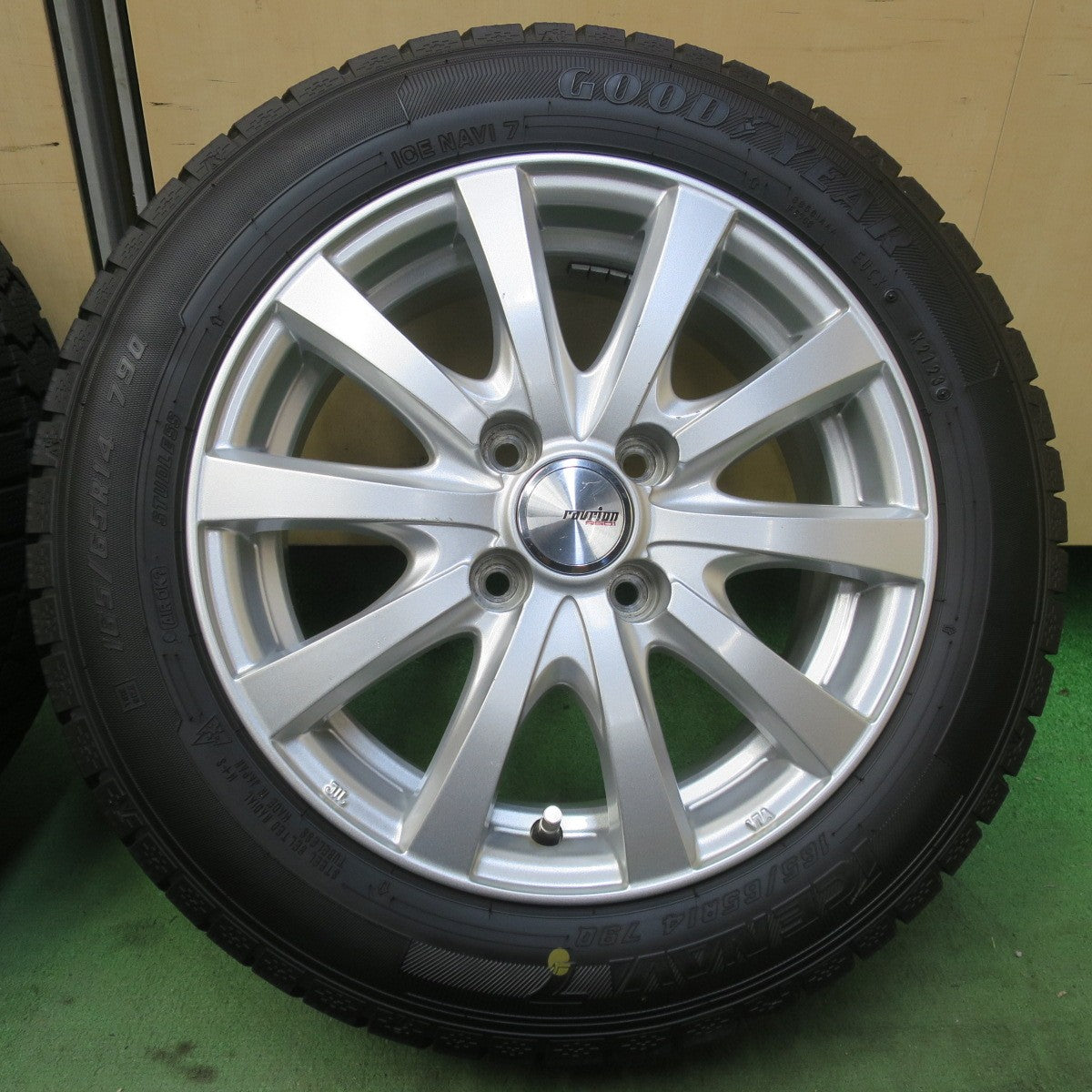 バリ溝！23年！キレイ！9.5分以上◎スタッドレス 165/65R14 グッドイヤー アイスナビ7 ravrion RS01 ラブリオン 14インチ PCD100/4H◎6081207イス