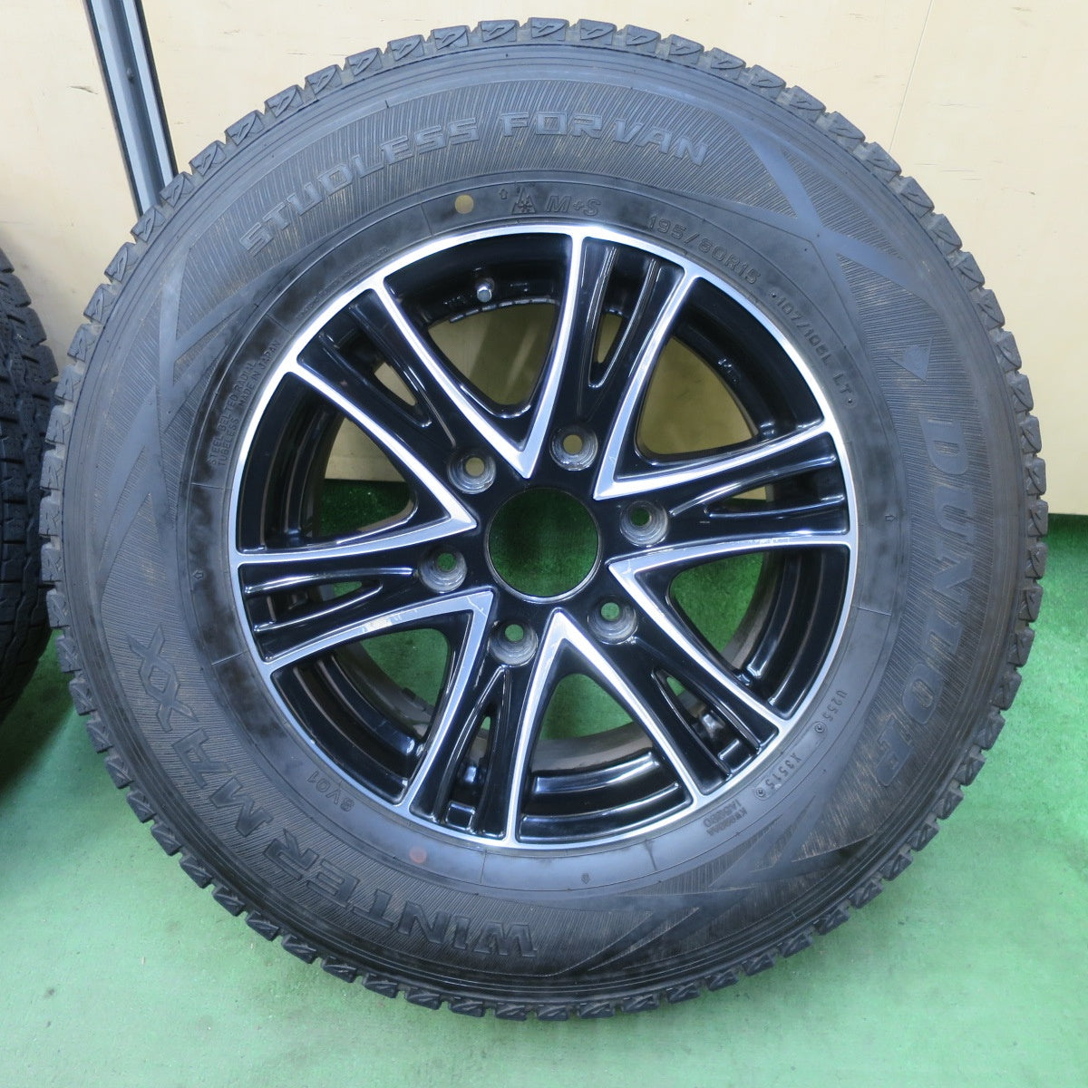 バリ溝！9.5分★ハイエース 等 195/80R15 107/105L スタッドレス ダンロップ ウインターマックス SV01 BE LIMITED 15インチ PCD139.7/6H★5071501TTス