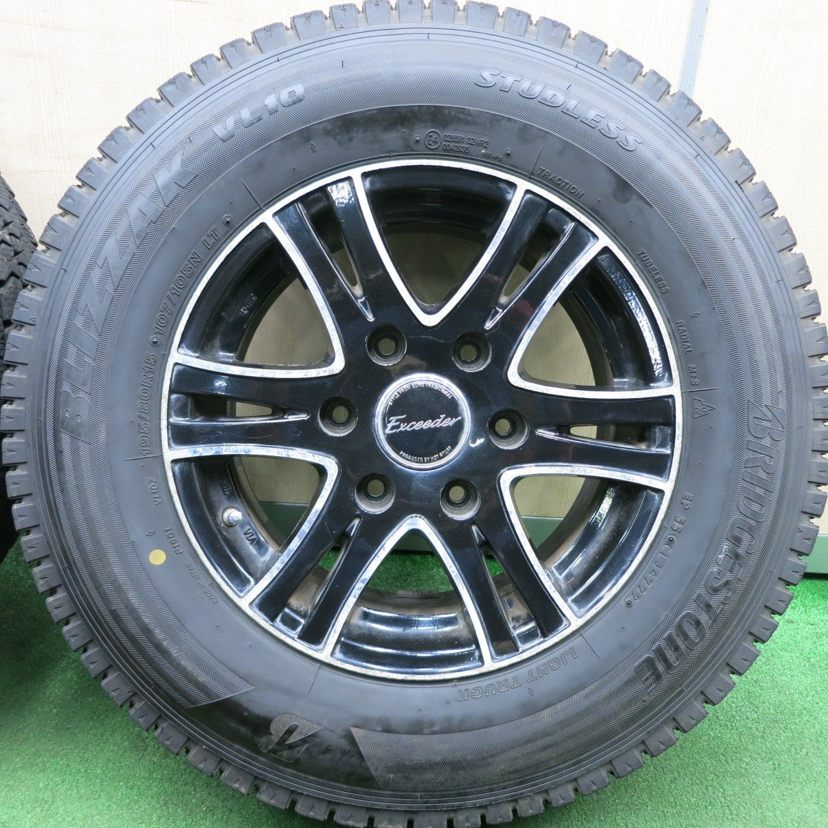 *送料無料* バリ溝！22年！9.5分★ハイエース等 195/80R15 スタッドレス ブリヂストン ブリザック VL10 Exceeder エクシーダー PCD139.7/6H★4042802HAス