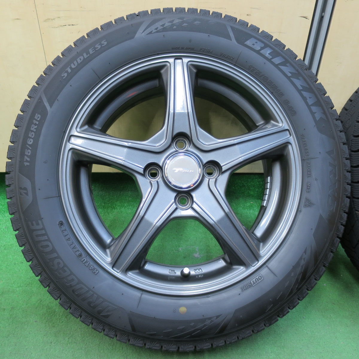 [送料無料] バリ溝！23年！キレイ！ほぼ10分★スタッドレス 175/65R15 ブリヂストン ブリザック VRX3 TOPRUN トップラン 15インチ PCD100/4H★4121104イス