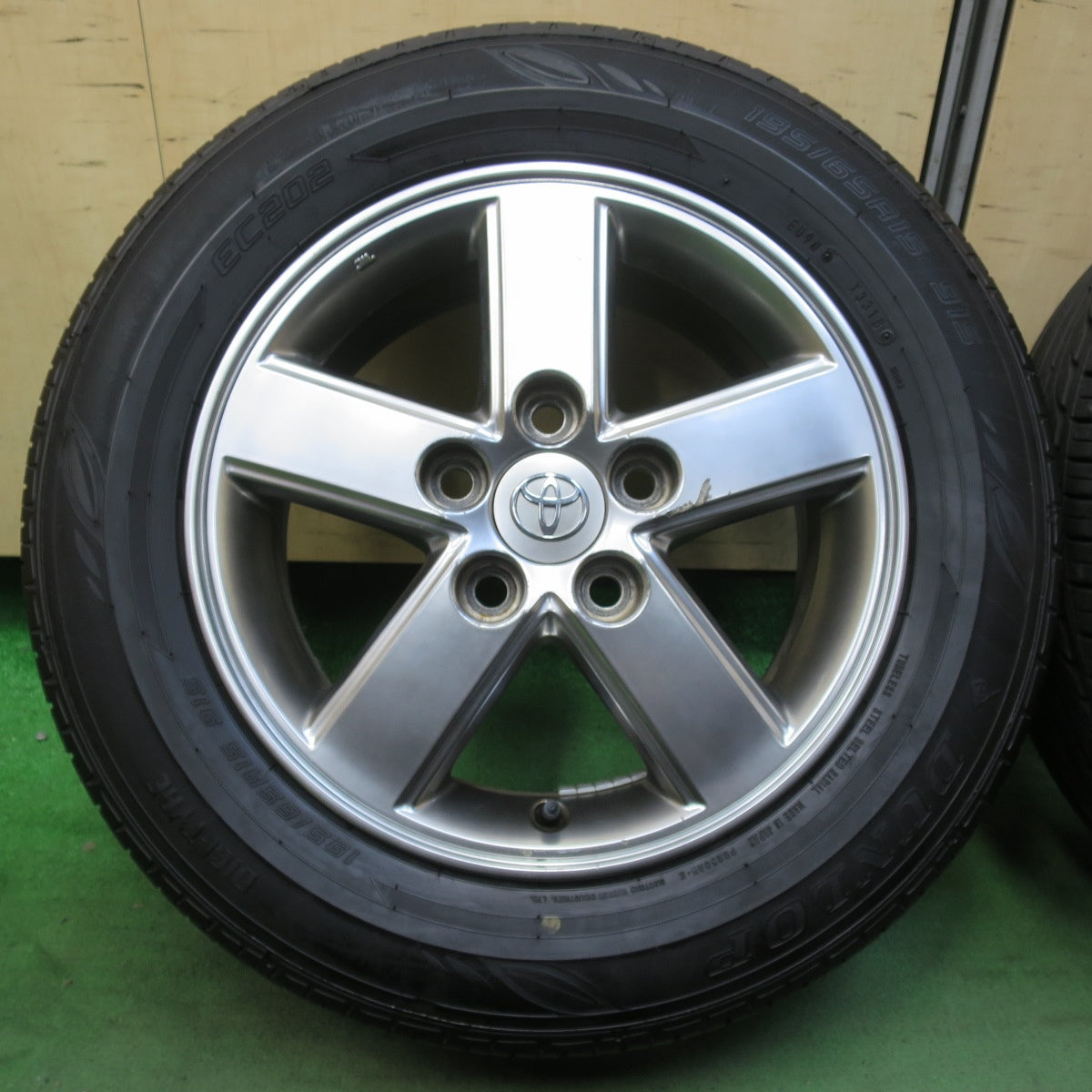 バリ溝！9.5分★トヨタ 60系 ノア ヴォクシー 純正 195/65R15 ダンロップ EC202 15インチ PCD114.3/5H★5103003イノ