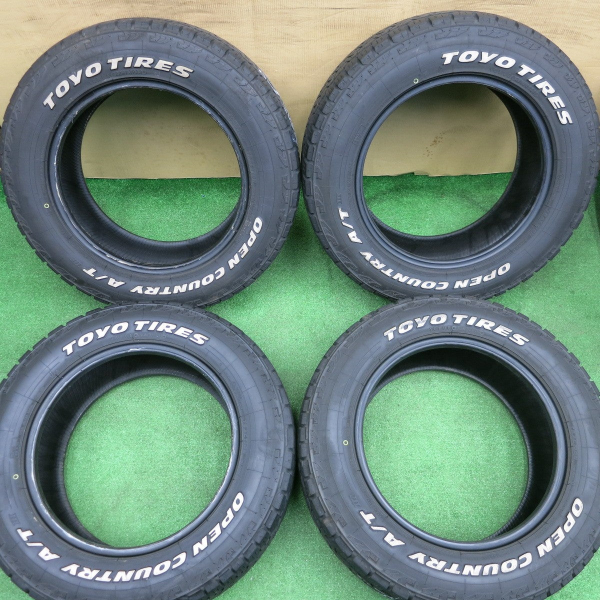 バリ溝！23年！9.5分★215/65R16 109/107R 8PR トーヨー オープンカントリー A/T Ⅲ ホワイトレター タイヤ 16インチ ハイエース キャラバン 等★6020101NKノタ