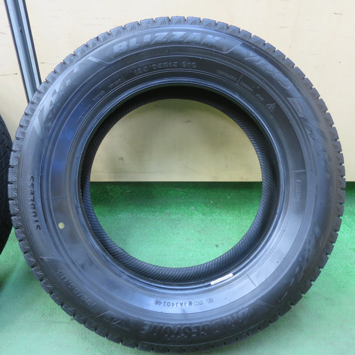 バリ溝！24年！9.5分！2本★スタッドレス 195/65R15 ブリヂストン ブリザック VRX3 タイヤ 15インチ プリウス ステップワゴン ノア ヴォクシー 等★5112001イスタ