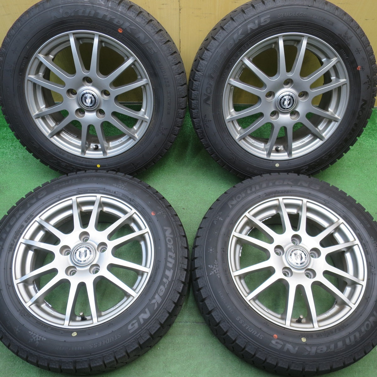 超バリ溝！25年！キレイ！9.5分以上★スタッドレス 185/65R15 オートバックス ノーストレック N5 NIRVANA NV ニルバーナ ニルヴァーナ 15インチ PCD114.3/5H★6051301NJス