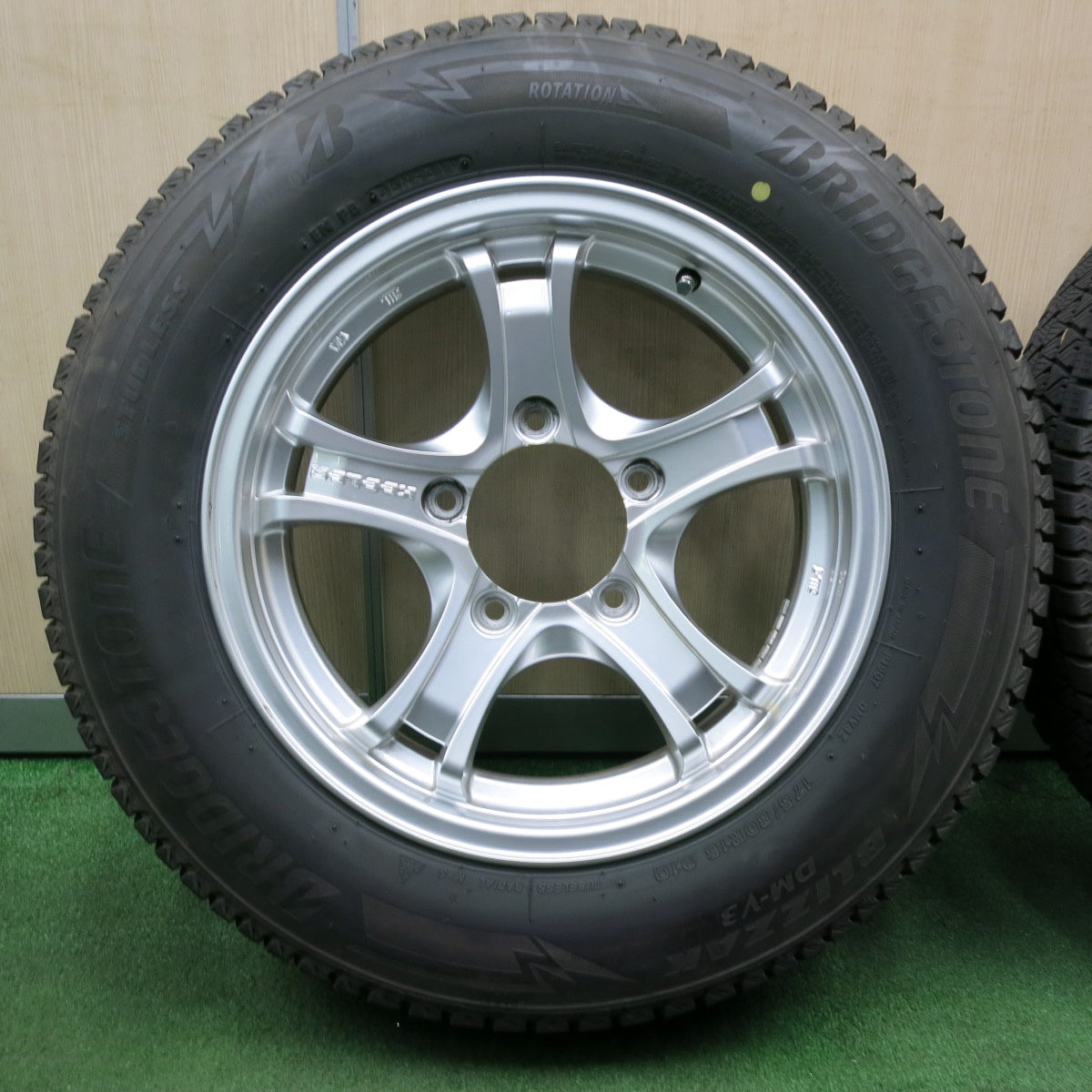 *送料無料* バリ溝！キレイ！9.5分★ジムニー 等 KEELER 175/80R16 スタッドレス ブリヂストン ブリザック DM-V3 KEELER キーラー PCD139.7/5H★4042002NJス