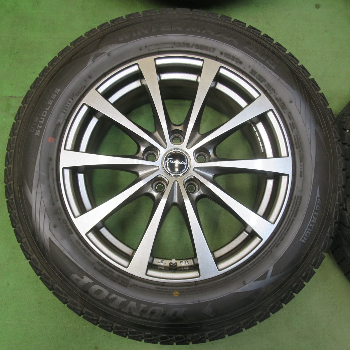 バリ溝！キレイ！9分★スタッドレス 225/65R17 ダンロップ ウインターマックス SJ8 Exceeder エクシーダー 17インチ PCD114.3/5H★5122710イス