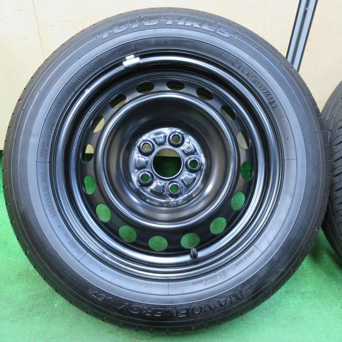 *送料無料* 超バリ溝！23年！キレイ！ほぼ10分★トヨタ シエンタ 純正 スチール 185/65R15 トーヨー ナノエナジー J67 15インチ PCD100/5H★4060503イノ