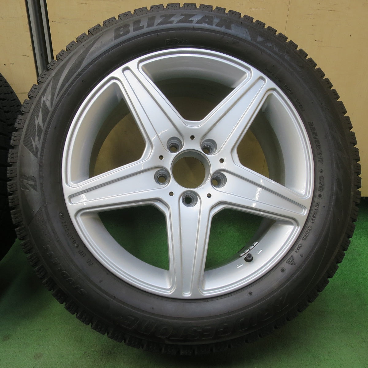 バリ溝！24年！9.5分★ベンツ 等 AGA Burg 225/55R17 スタッドレス ブリヂストン ブリザック VRX2 17インチ ブルグ PCD112/5H★6021904イス