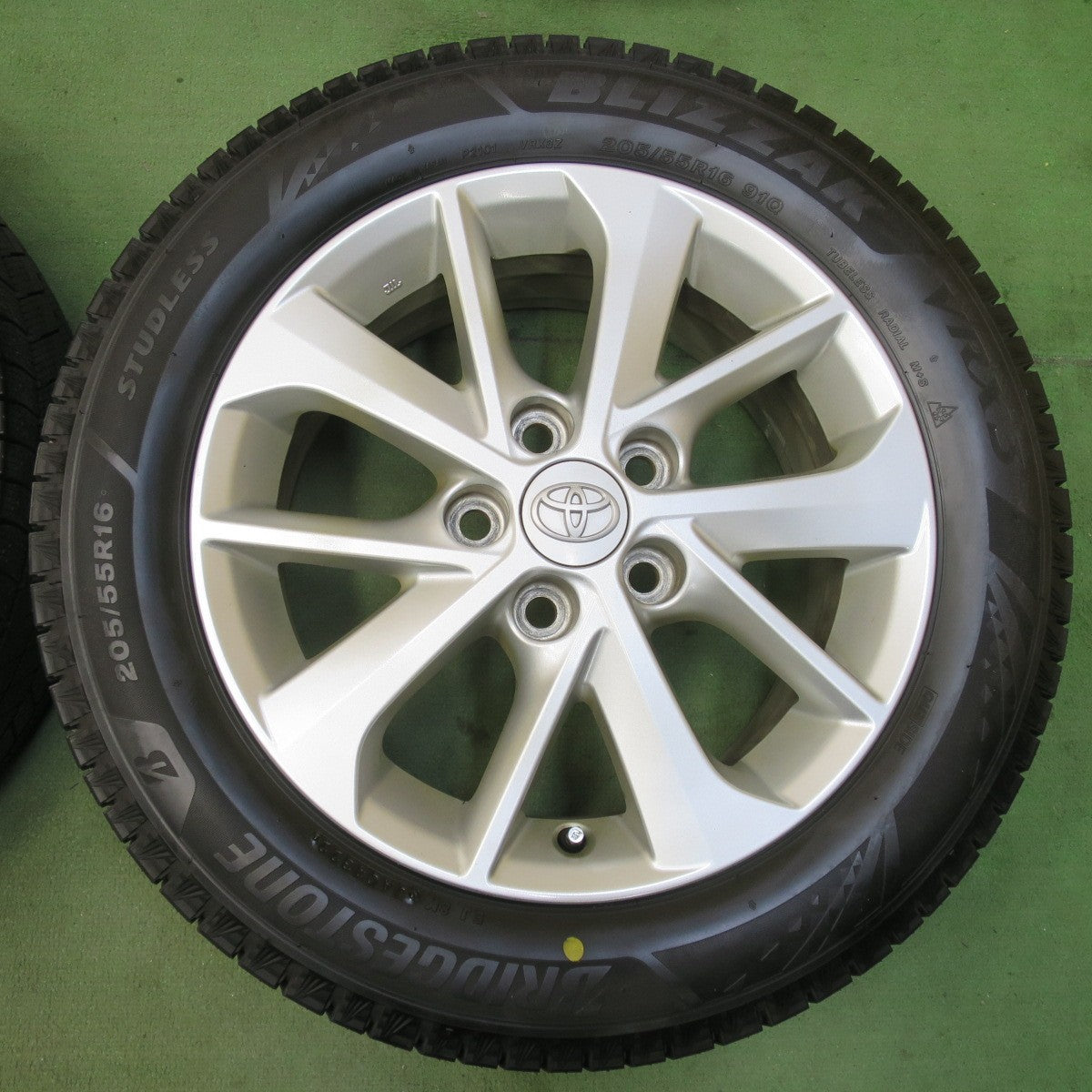 バリ溝！22年！ほぼ10分★トヨタ オーリス 純正 205/55R16 スタッドレス ブリヂストン ブリザック VRX3 16インチ PCD114.3/5H★5112106イス