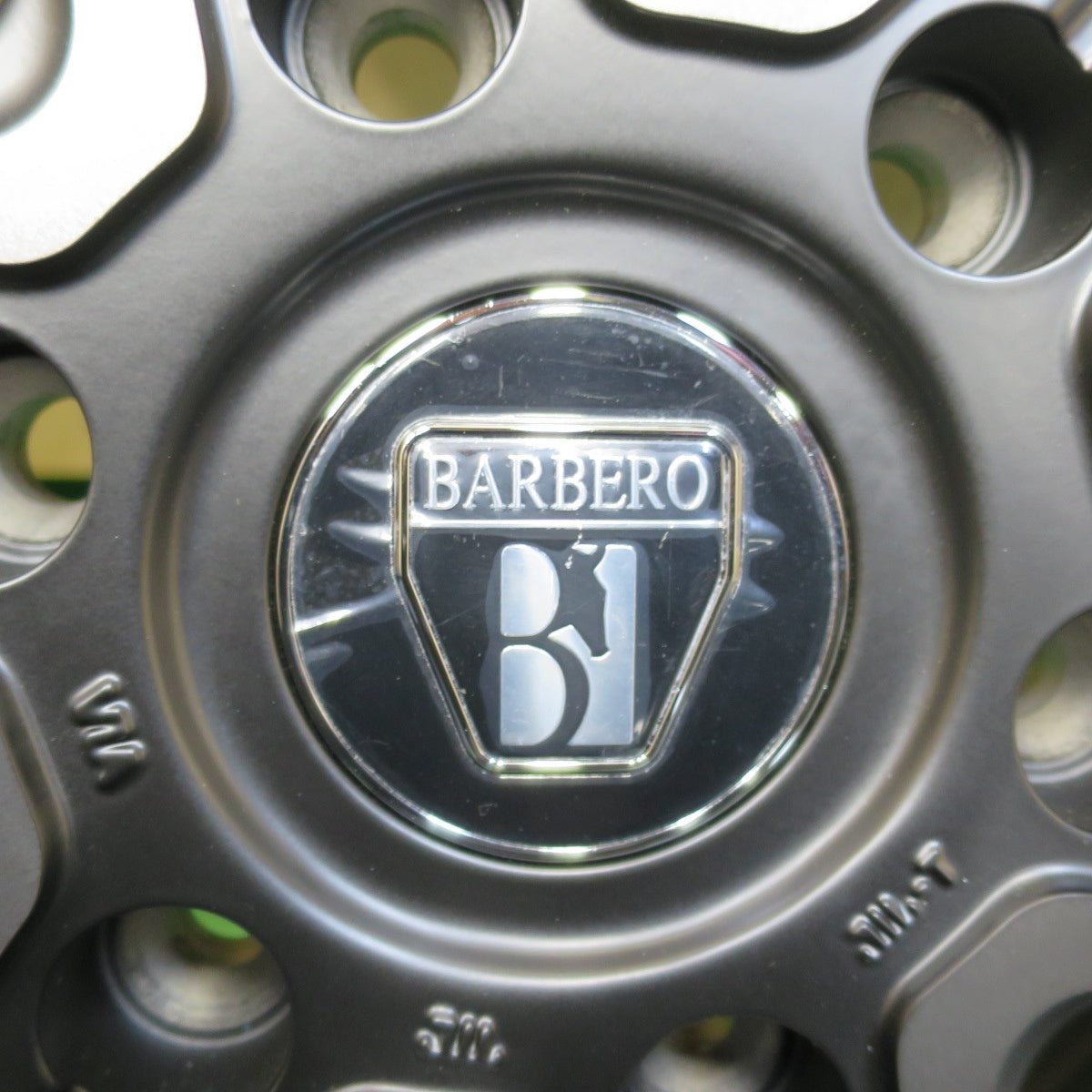 [送料無料] 未使用！24年★BARBERO CRIMSON 215/60R17C 109/107R グッドイヤー イーグル #1 ホワイトレター バルベロ クリムソン 17インチ PCD139.7/6H★5031007イノ