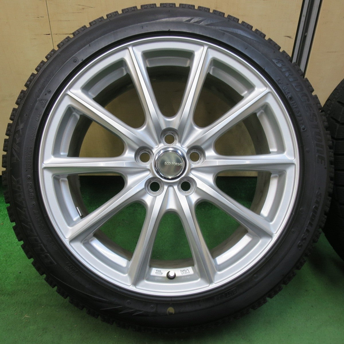 バリ溝！キレイ！9.5分★プリウス 等 215/45R17 スタッドレス ブリヂストン ブリザック VRX ECO FORME エコフォルム 17インチ PCD100/5H★5021707イス